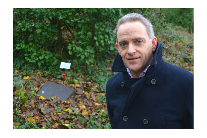  Picture of Major Andy Morris, Officer Commanding, 93 (North Somerset Yeomanry) Support Squadron, beside James Kelly's grave.Click to enlarge.